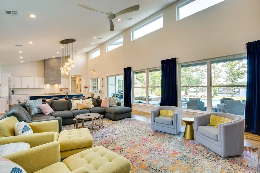 Relax Fireside! Waterfront Family Home in Malakoff - Image 1