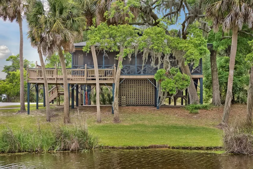 Huge porch with lagoon views - Walk to the Beach - Image 1