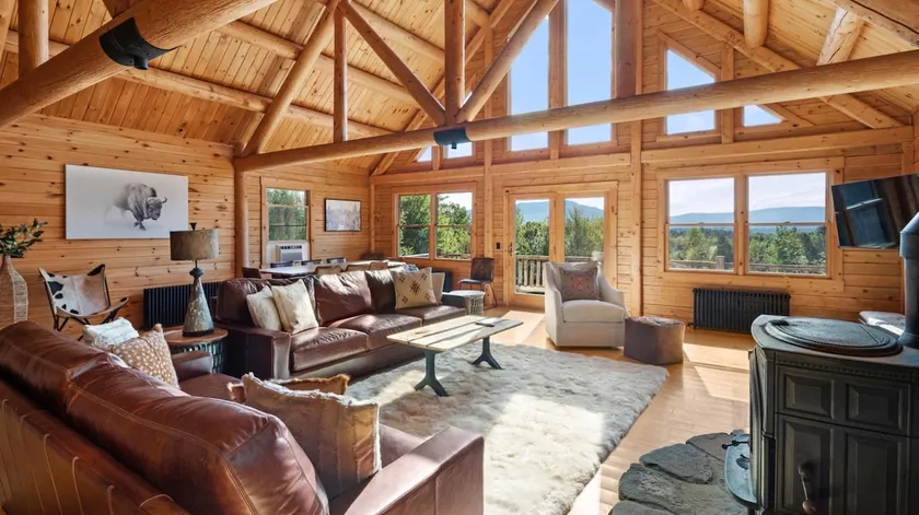 Mountain Majesty: Timber Lodge with Stunning Views - Image 1