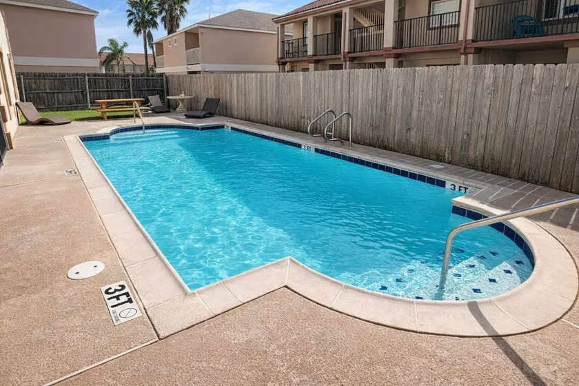 * 2nd Floor * Sleeps 8 * Pool *Walkable Location - Image 1