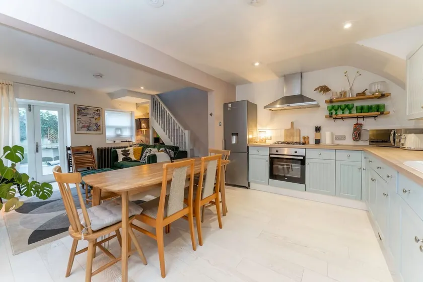 Lovely 3 Bedroom House + Private Garden - Image 1