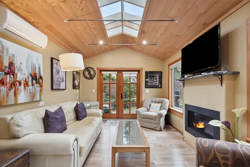 Shawnigan Lake Garden Suite 40kms to Victoria - Image 1