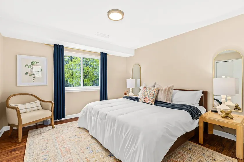 New! Cozy Upper 1BR Flat near Downtown Roseville - Image 1