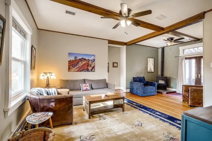 Golden Retreat – 2BR/3 Beds with Views+Yard - Image 1