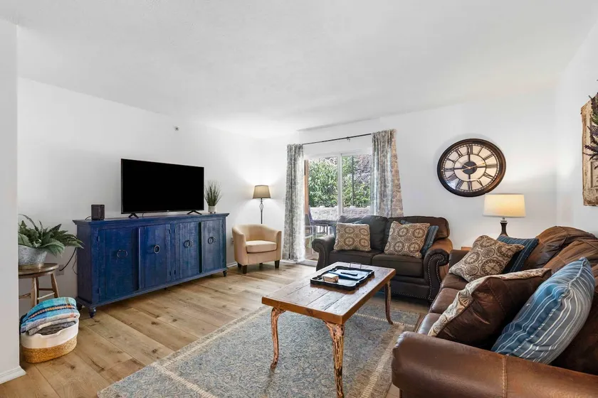 The Rustic Roost - Your Lakeside Escape! - Image 1