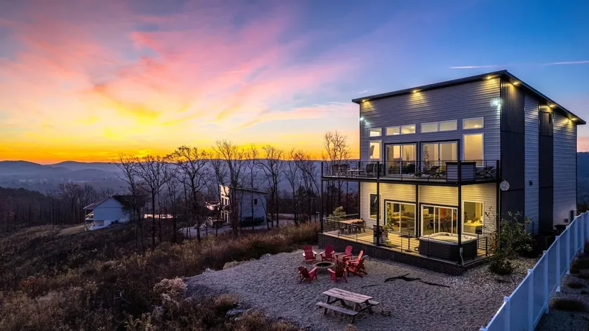 Hot Springs Getaway: Views, Hot Tub & More! - Image 1