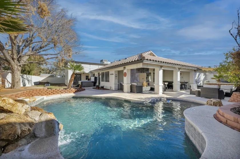 Heated Pool w/ Hot Tub & Game Room Near Strip - Image 1