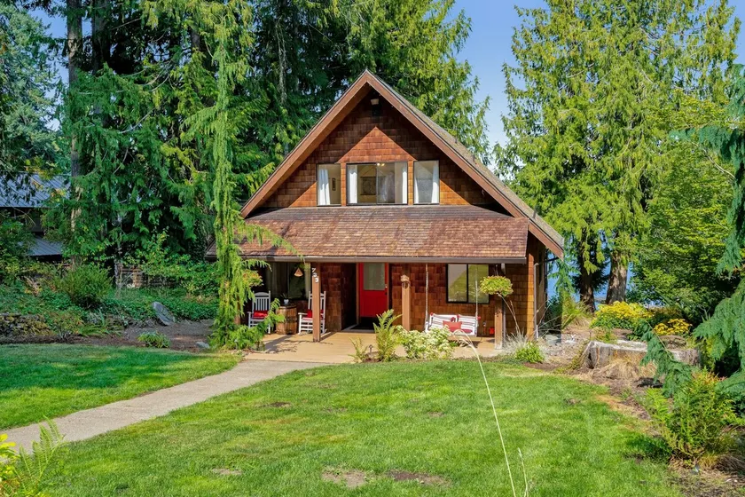 4BR charming lakeside home with beach access - Image 1