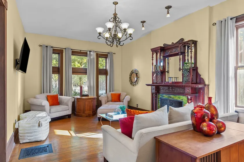 Spacious 5BR in Historic Lafayette Square | STL - Image 1