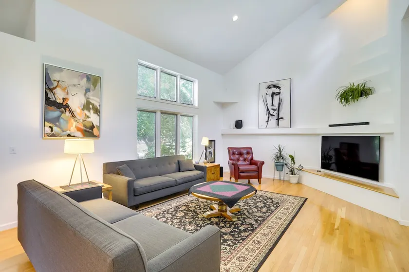 Modern & Spacious Home - 6 Mi to Dtwn South Bend - Image 1