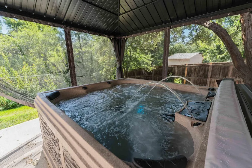 Spacious home with Game Room, Hot Tub & Sauna! - Image 1