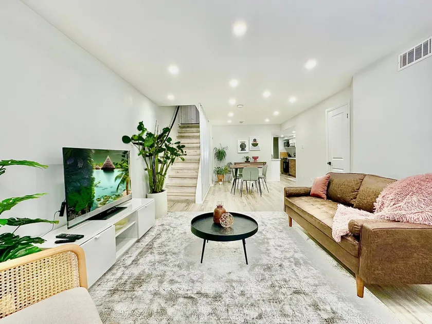 Upscale & Cozy 2 BR Apartment - Fast WiFi, Parking - Image 1