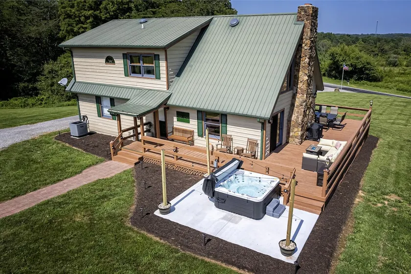 Country Chateau w/ Hot Tub Near Wine Trail - Image 1