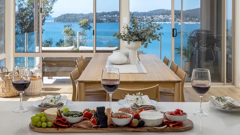 High View Holiday House - Striking duplex with Hea - Image 1