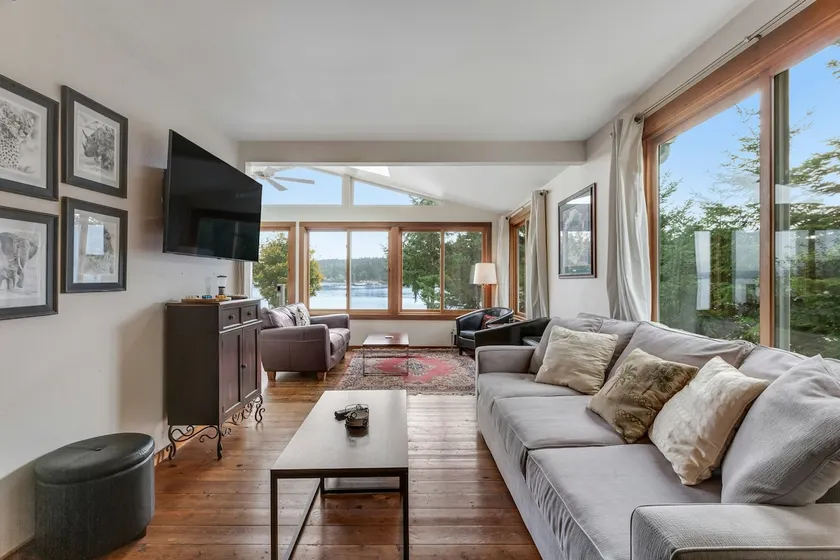 4BR Soundview Dog Friendly | Fireplace | Deck - Image 1