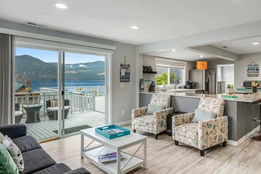 Walk to Downtown 3BR Lakeview - Hot Tub - Deck - Image 1
