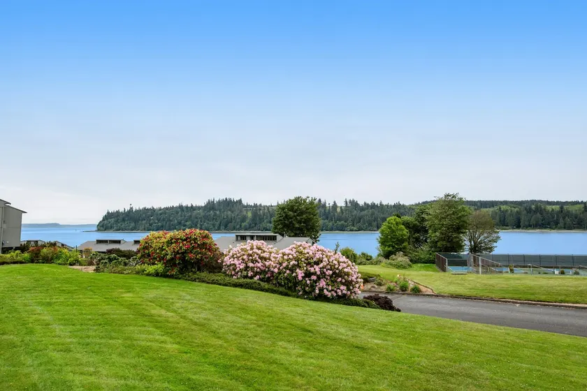 Lovely bayview 2BR with pickleball, hot tub, pools - Image 1