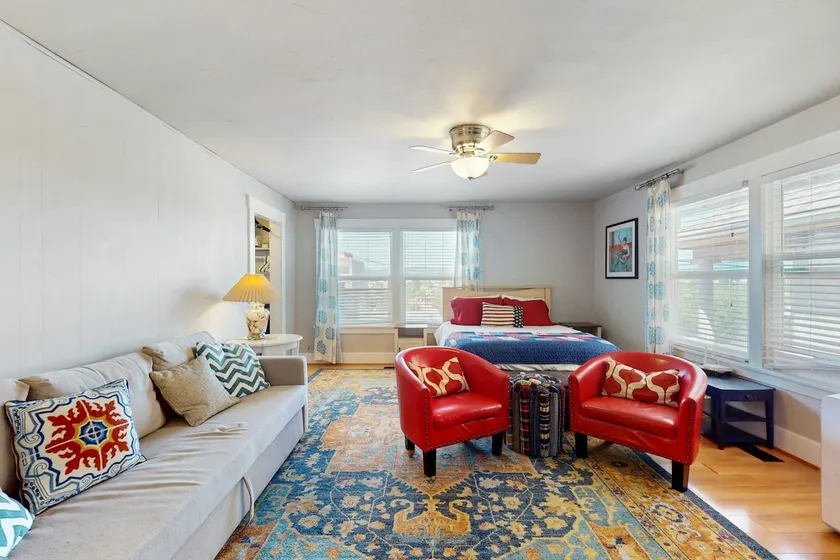 Renovated 2BR in Historical Building | Near Ferry - Image 1