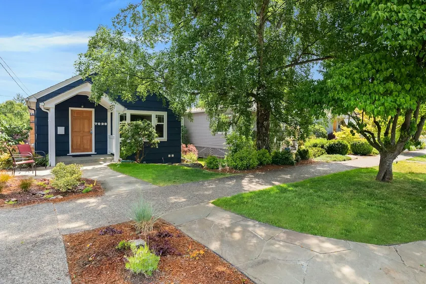 Downtown 3BR Northeast Seattle - Fireplace - Image 1