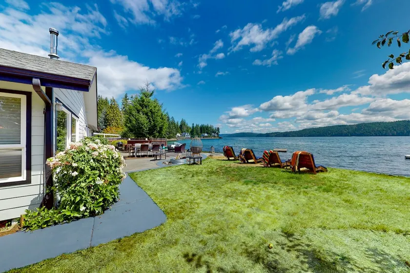 Waterfront 3BR on Hood Canal with 3 kayaks & beach - Image 1