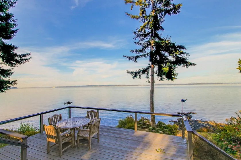 1BR water-view cabin with fireplace - Image 1
