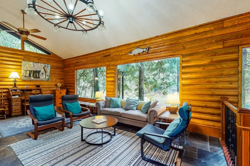 Spacious riverfront lodge with beach access, priva - Image 1