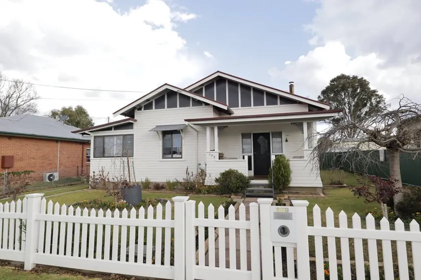 Homely 2-Bed Cottage Near Tenterfield Centre - Image 1