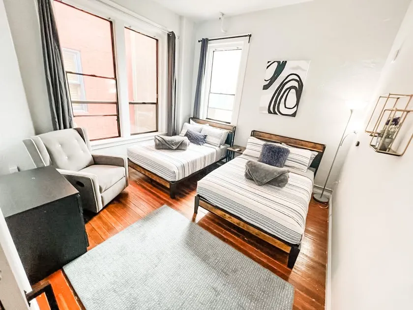 2BDRM Suite Quiet w Parking 4 beds #404 Top Floor - Image 1