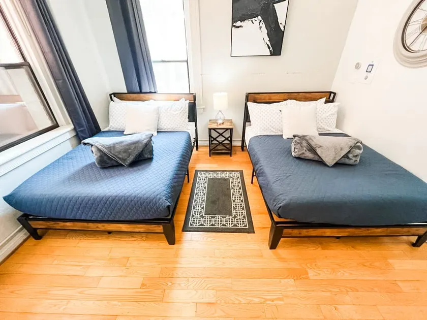 2BDRM Suite w Parking ROKU TVs & 4 beds #204 - Image 1
