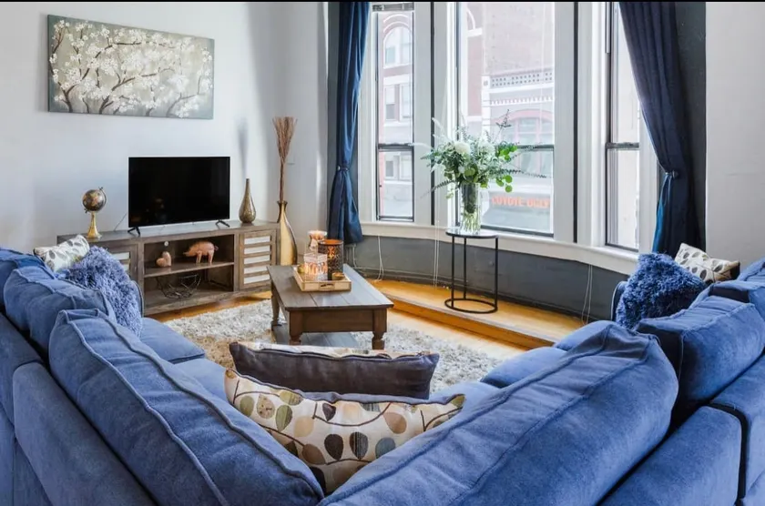 Loft Suite - 3 beds w Parking Downtown -700sf #202 - Image 1