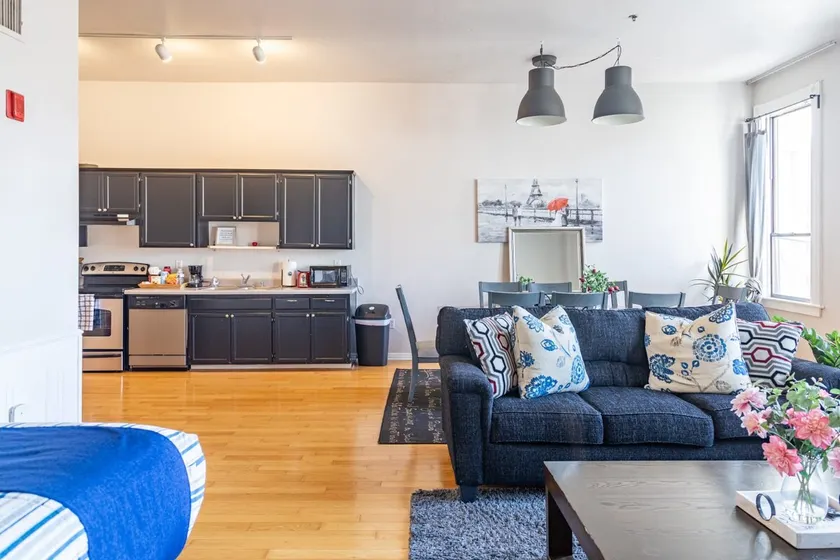 #401 Loft Suite -4 beds w Parking Top Floor -700sf - Image 1