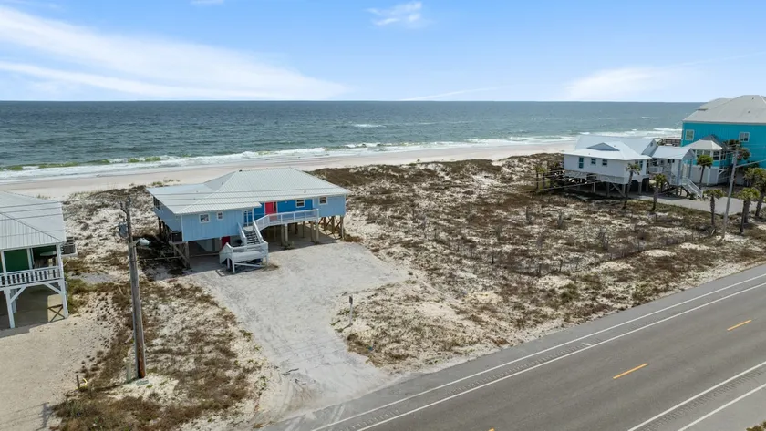 Mai Tide – Recently Renovated Classic Beach Hous - Image 1