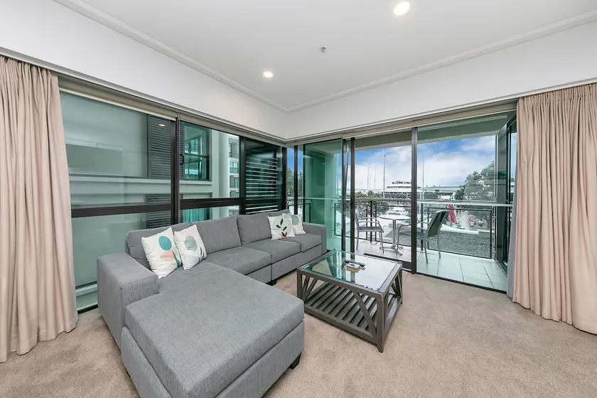 Sunlit Corner Apartment w/ Harbour Views - Image 1