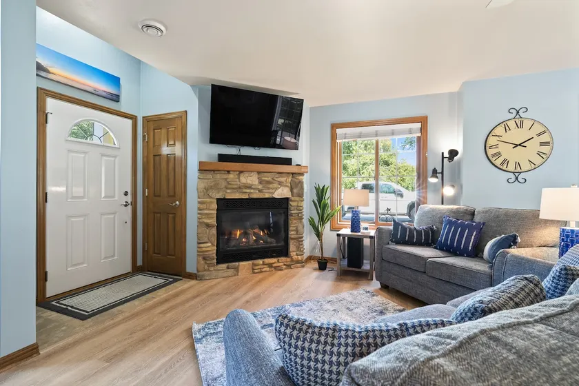 Pool and walking distance to bars and restaurants! - Image 1
