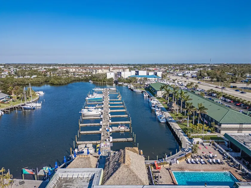 King Bay Studio Kitchenette Pool & Tiki Bar - Image 1