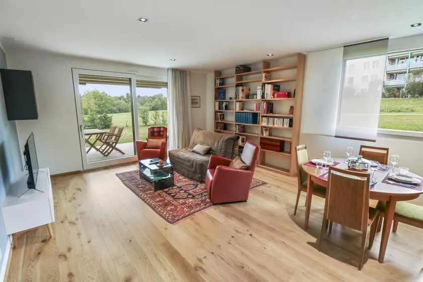 Elegant apartment with private terrace - Image 1