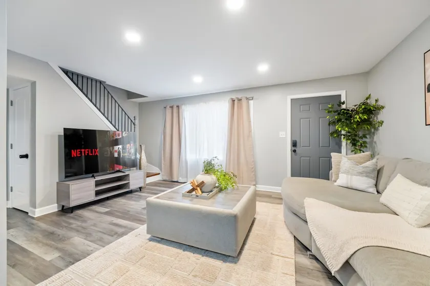 Modern 4BR Retreat Near MDW | LCP Collection - Image 1
