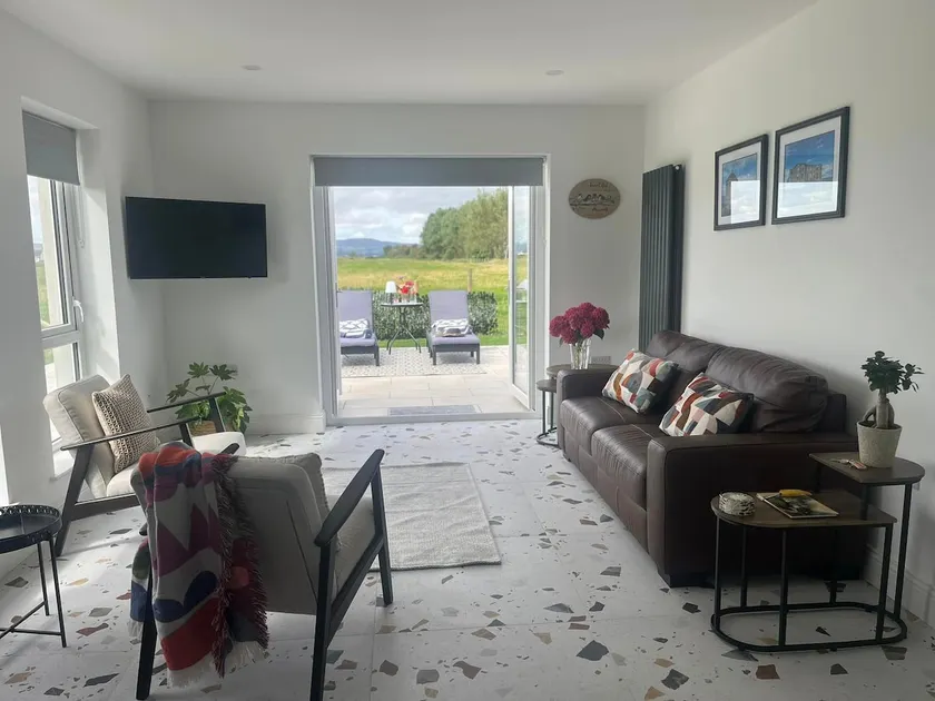 Sunset Cottage - Sleeps 6 - Parking - Garden - Image 1