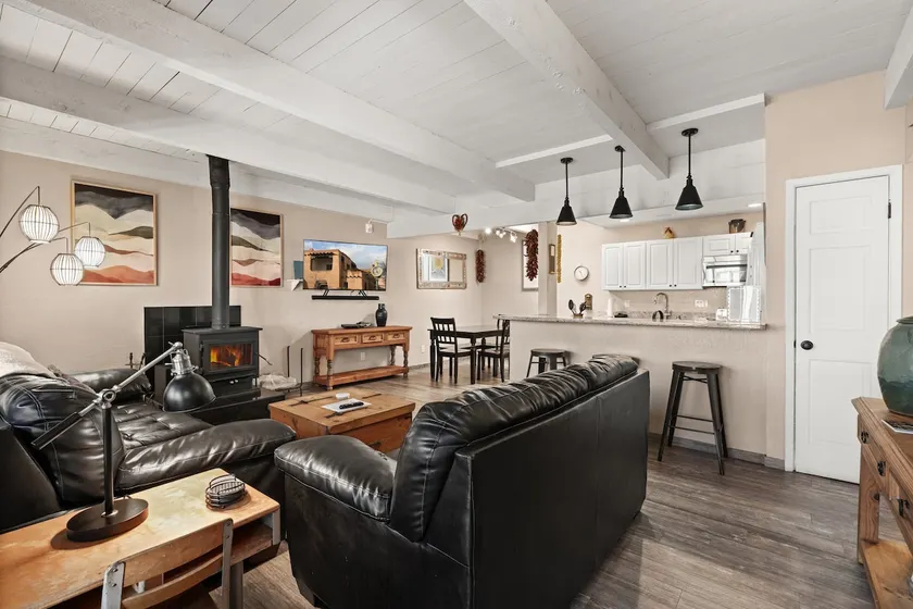 Fort Marcy 33 | Walk to Plaza | Kiva Fireplace | Full Kitchen | Hot Tub | Pool | Single Level - Image 1