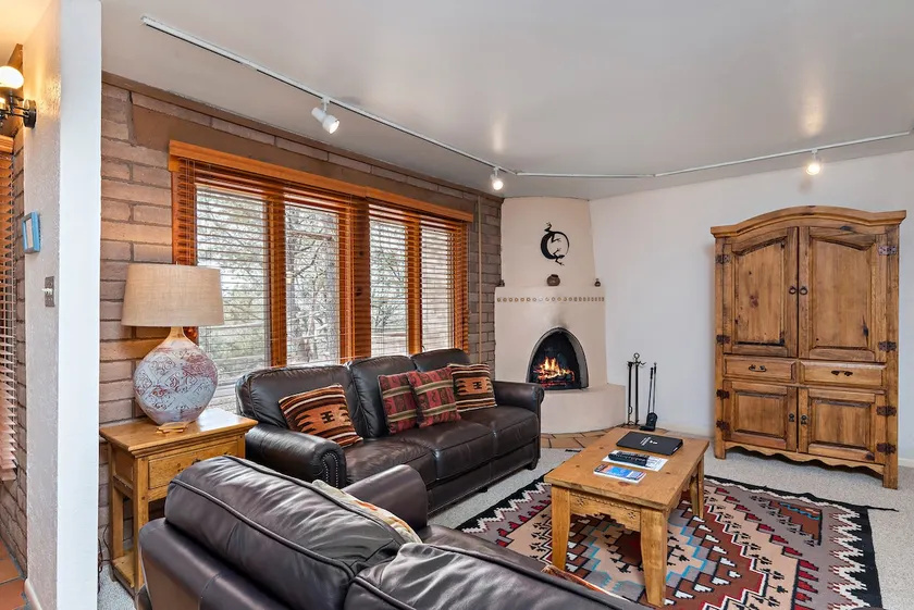 Fort Marcy 16 | Walk to Plaza | Kiva Fireplace | Full Kitchen | Hot Tub | Pool | 2 Levels - Image 1