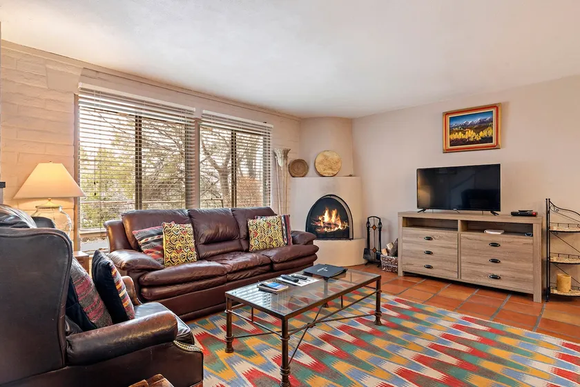 Fort Marcy 41 | Walk to Plaza | Kiva Fireplace | Full Kitchen | Hot Tub | Pool | 2 Levels - Image 1
