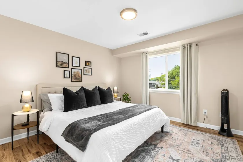 Modern & Cozy 1BR Upper Flat | King Bed + Laundry - Image 1