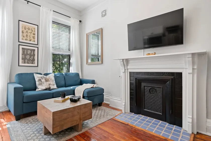 Historic 3-Bed Brownstone, near Trains, FIFA - Image 1