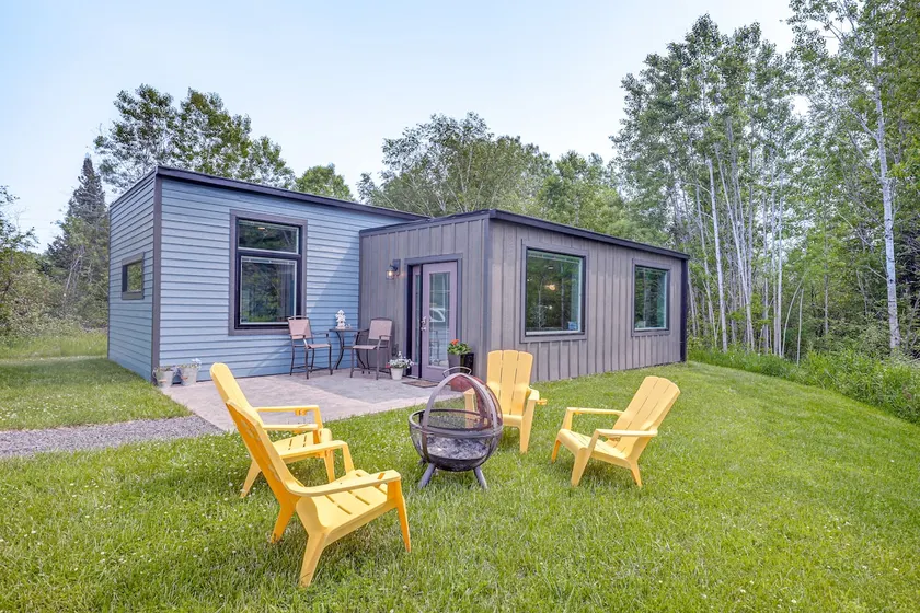 Walk to Lake Superior & Beach: Modern Retreat - Image 1