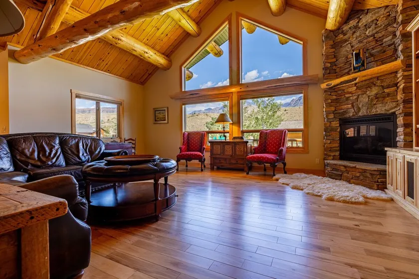 AJ's Outpost- Mountain Views, Family Retreat - Image 1