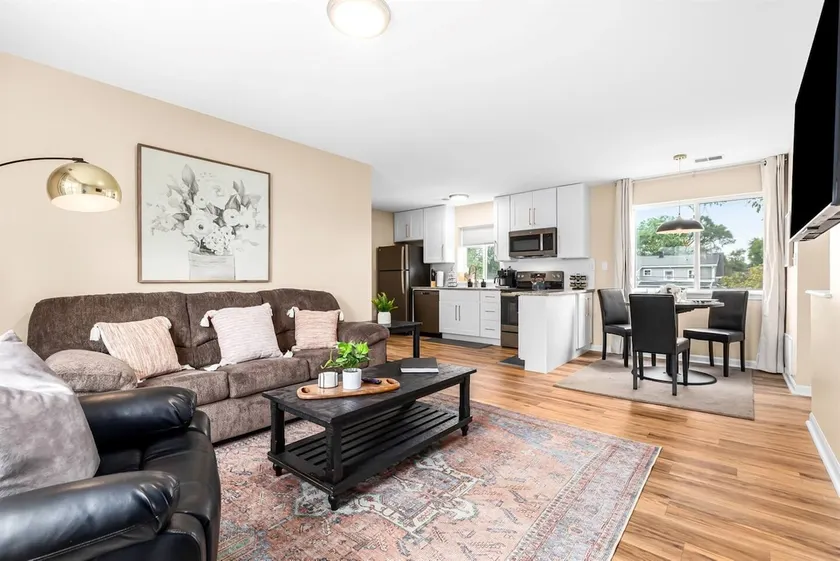 Spacious 1BR Upper Flat in the Heart of Roseville - Image 1