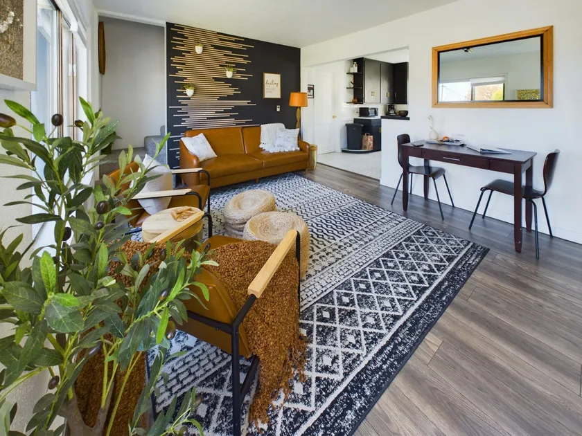 🌿  Modern Earthy Bungalow | KING Beds • A/C • Pet-Friendly Fenced Yard - Image 1