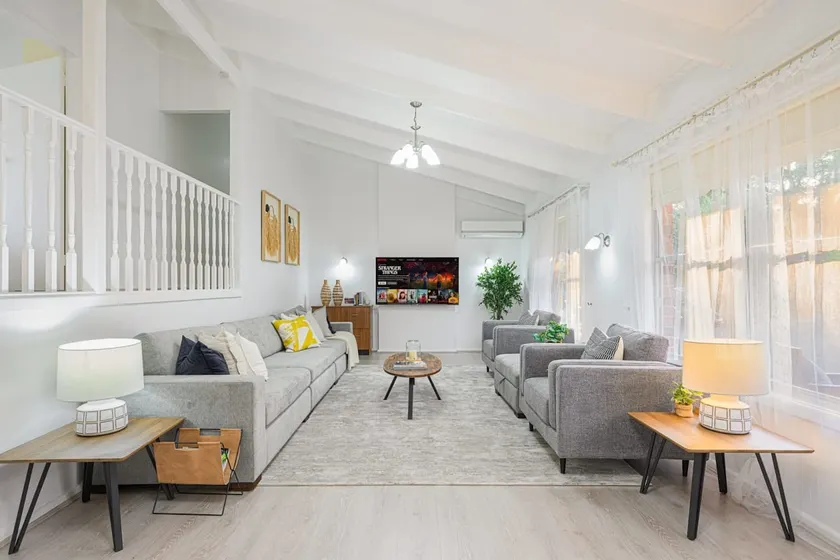 Charming 5BR in Beecroft With Gym Near Epping - Image 1