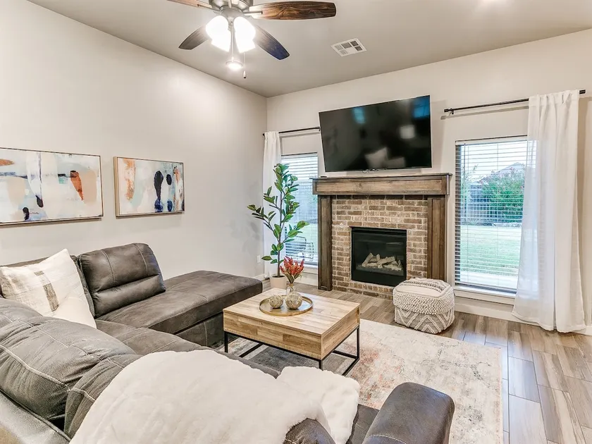 Stunning 4 Bed in Yukon! - Image 1