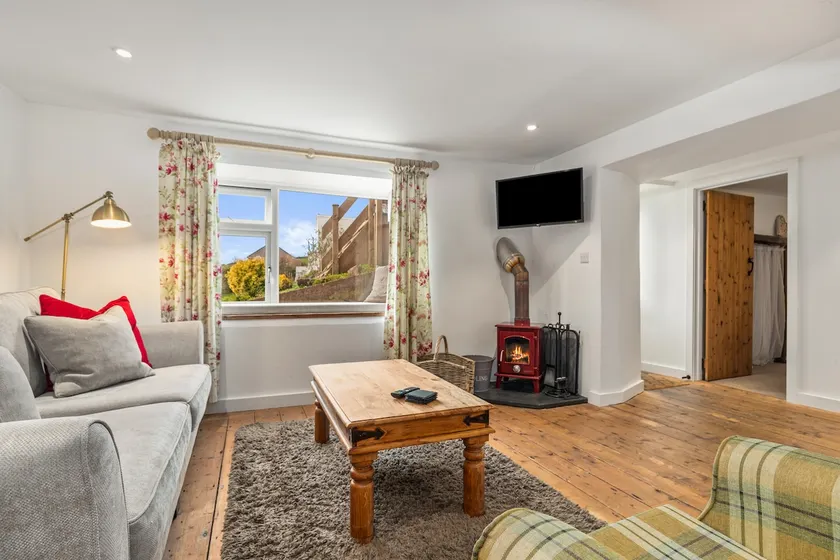 The Cwtch Apartment - Sea Views Walk to Beach - Image 1